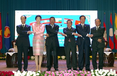 PM Nguyen Tan Dung attends summits in Laos - ảnh 1